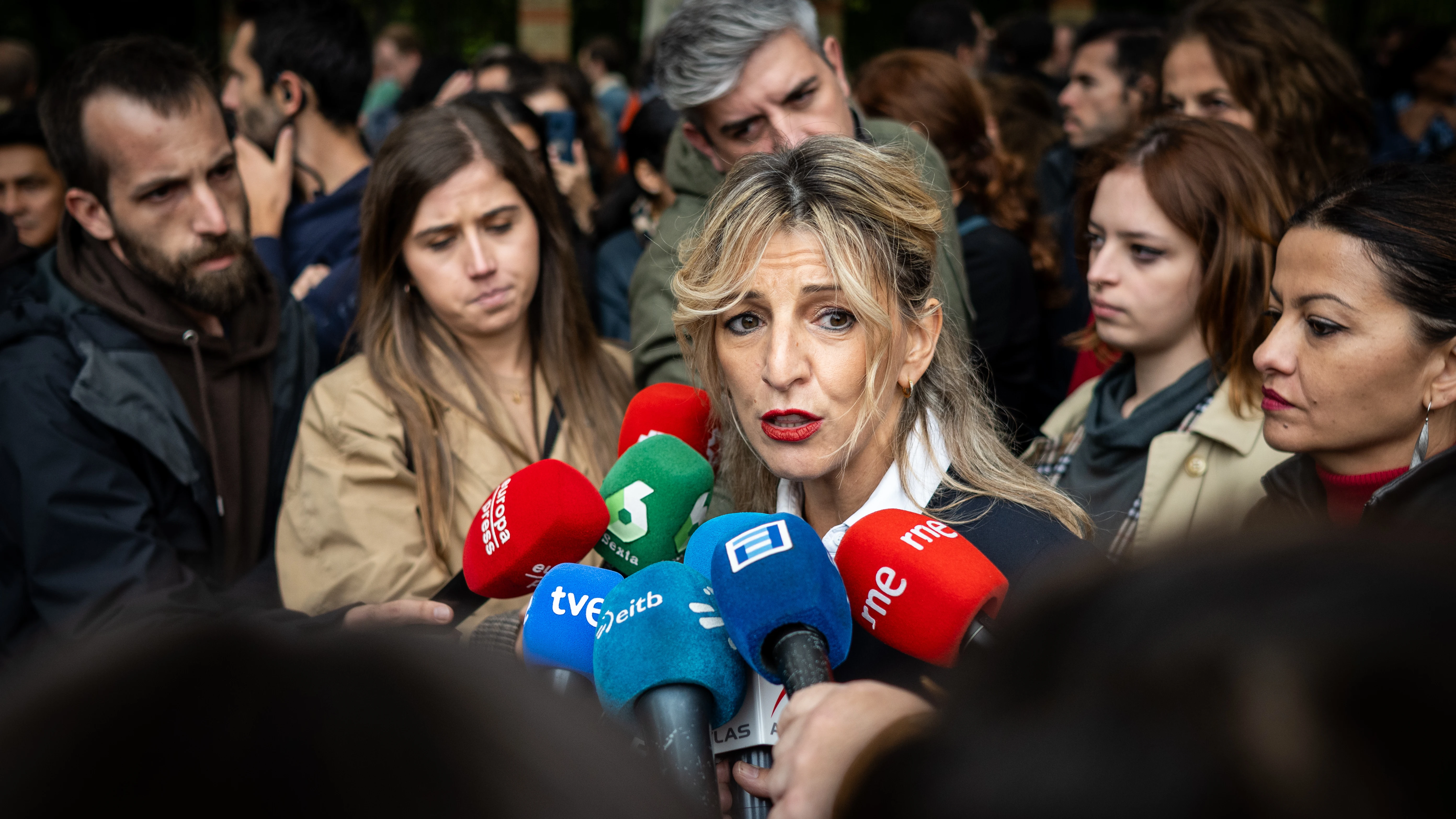 Yolanda Díaz atiende a los medios de comunicación durante la manifestación en defensa de Palestina