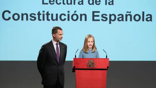 La princesa Leonor, junto a padre, el rey Felipe VI, el 31 de octubre de 2018, durante su intervención por primera vez en un acto oficial. La princesa Leonor, junto a padre, el rey Felipe VI, el 31 de octubre de 2018, durante su intervención por primera vez en un acto oficial.