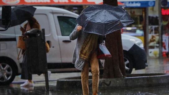 Una persona camina por el centro de la capital en una jornada marcada por las lluvias. Una persona camina por el centro de la capital en una jornada marcada por las lluvias.