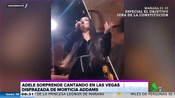 Adele se convierte en Morticia Addams para su concierto en Las Vegas con un disfraz de un diseñador español