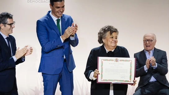 Cristina Almeida recibe la declaración de reconocimiento y reparación personal. Cristina Almeida recibe la declaración de reconocimiento y reparación personal.