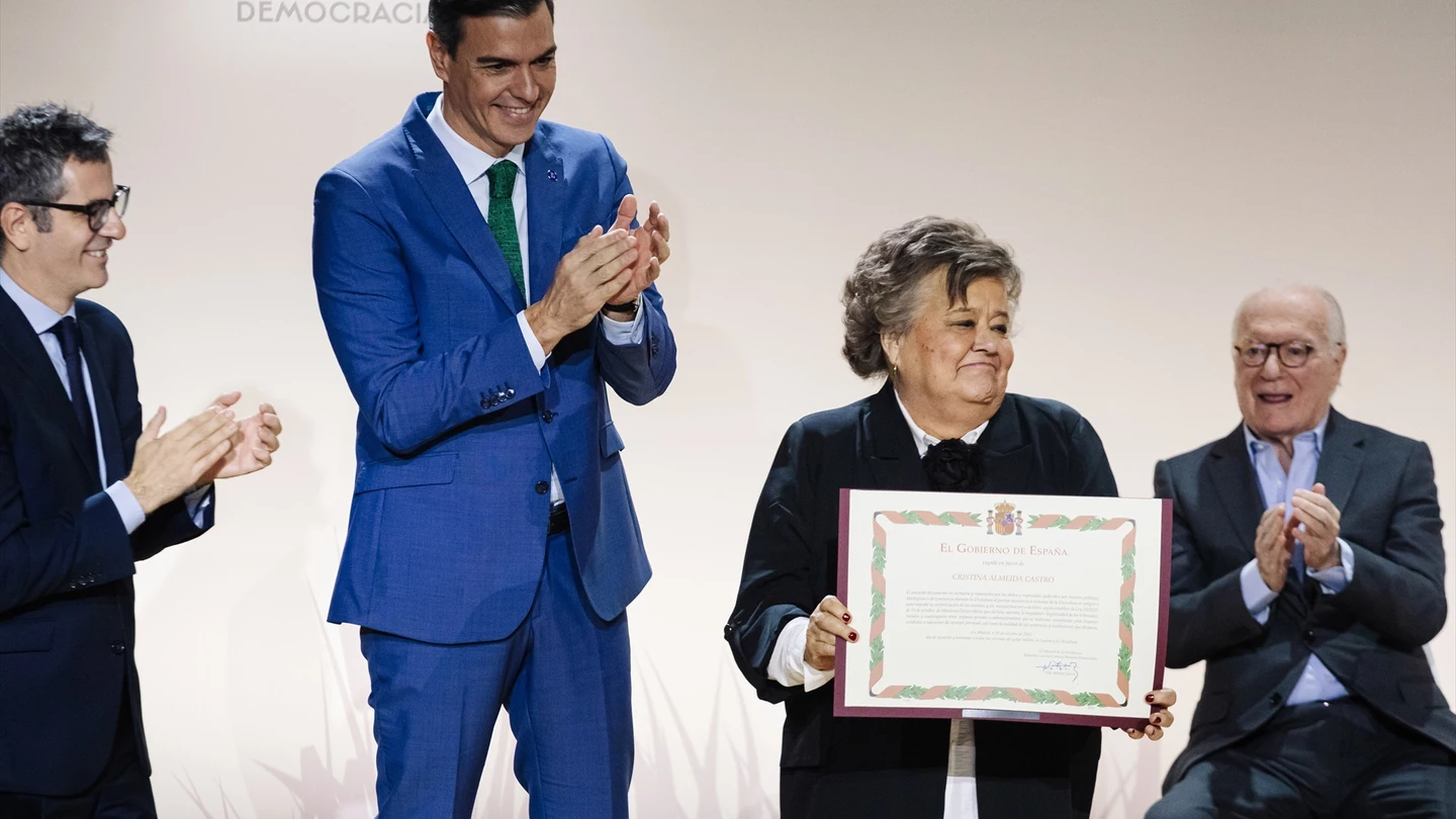 Cristina Almeida recibe la declaración de reconocimiento y reparación personal. Cristina Almeida recibe la declaración de reconocimiento y reparación personal.