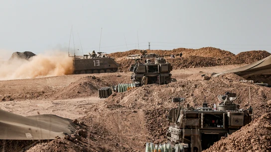 Numerosos vehículos blindados y soldados del ejercito israelí Numerosos vehículos blindados y soldados del ejercito israelí se encuentran agrupados en una zona indeterminada del frente este lunes, tras el ataque aéreo de anoche de los militares israelís sobre la Franja de Gaza.