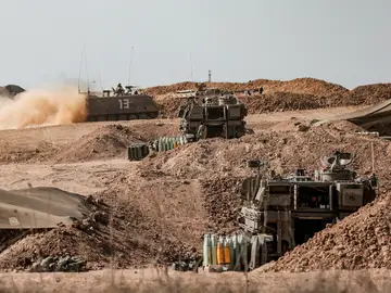 Numerosos vehículos blindados y soldados del ejercito israelí se encuentran agrupados en una zona indeterminada del frente este lunes, tras el ataque aéreo de anoche de los militares israelís sobre la Franja de Gaza. 