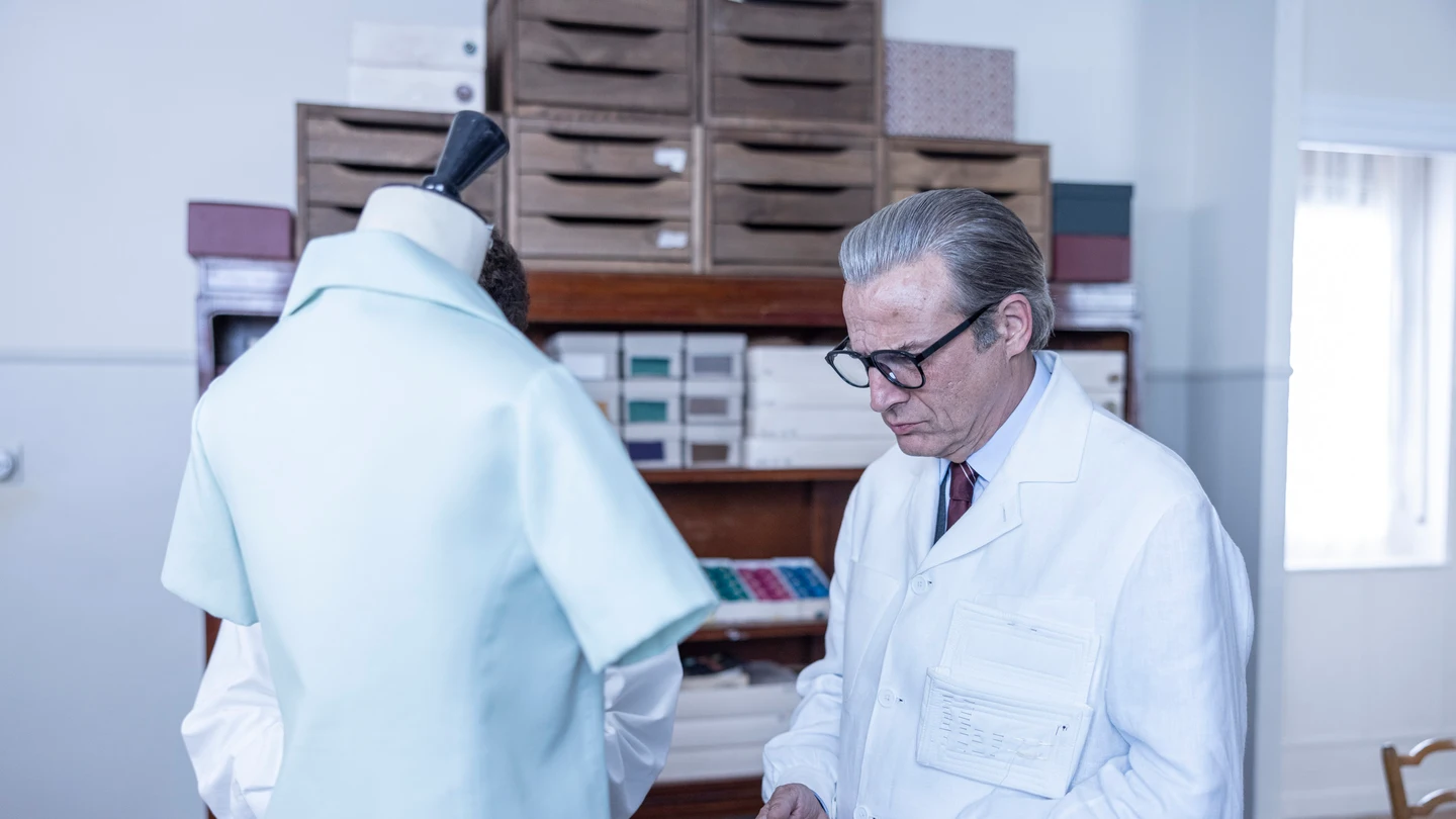 Alberto San Juan encarna a Cristóbal Balenciaga en la serie de Disney+. Alberto San Juan encarna a Cristóbal Balenciaga en la serie de Disney+.
