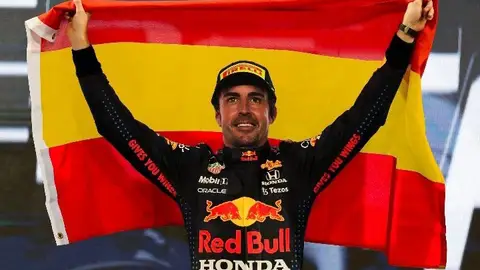 Montaje de Fernando Alonso con el mono de Red Bull