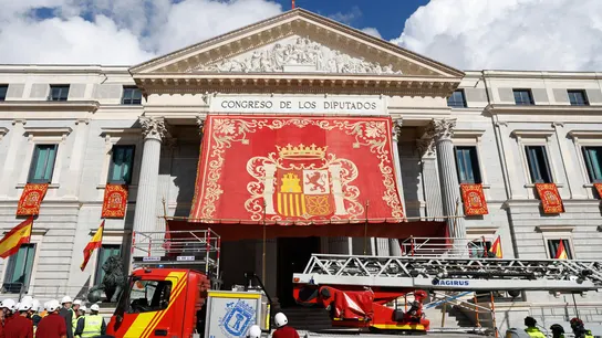 El Congreso de los Diputados ha colocado este lunes el baldaquino o dosel de gala. El Congreso de los Diputados ha colocado este lunes el baldaquino o dosel de gala.