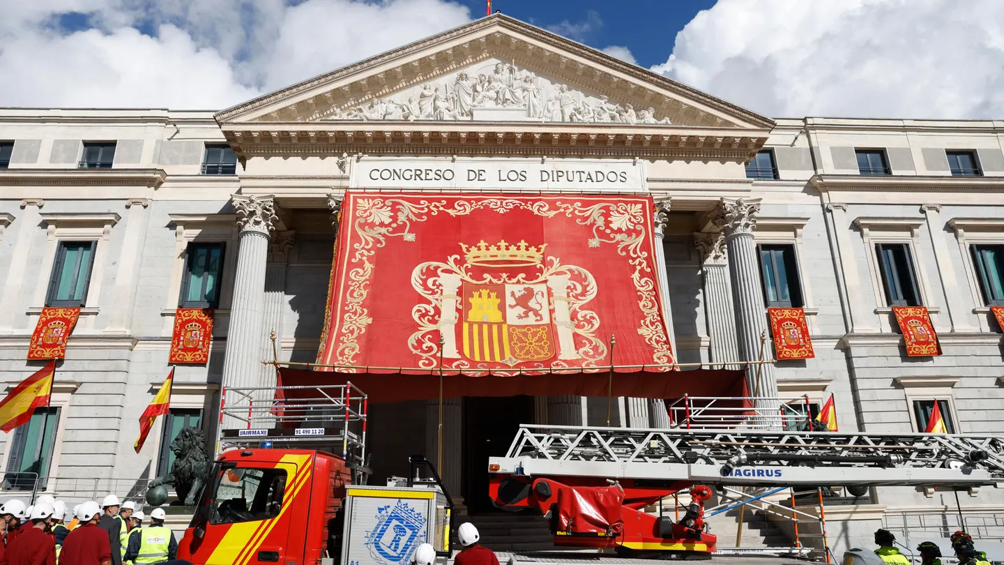 El Congreso de los Diputados ha colocado este lunes el baldaquino o dosel de gala. El Congreso de los Diputados ha colocado este lunes el baldaquino o dosel de gala.