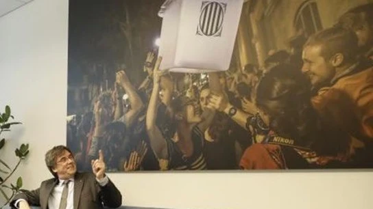 La historia de la foto de una mujer con una urna en el 1-O: el detalle de la reunión entre Puigdemont y Cerdán La historia de la foto de una mujer con una urna en el 1-O: el detalle de la reunión entre Puigdemont y Cerdán