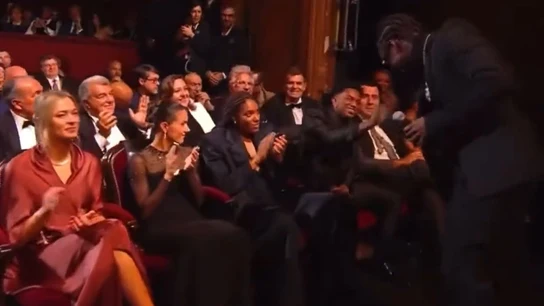 Polémica machista en el Balón de Oro: el cantante Rema ignoró a las jugadoras y solo saludó a los futbolistas Polémica machista en el Balón de Oro: el cantante Rema ignoró a las jugadoras y solo saludó a los futbolistas