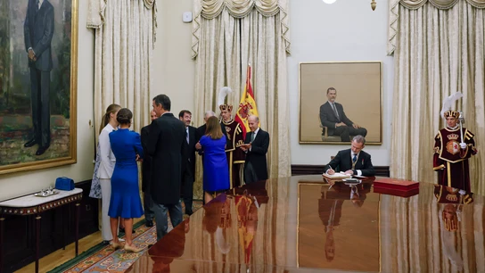 El rey Felipe firma el Libro de Honor del Congreso, que estrena este martes su segundo tomo tras el acto de la jura de la Constitución de la Princesa de Asturias por su mayoría de edad ante las Cortes Generales, en una solemne sesión conjunta de las dos cámaras legislativas que se celebra este martes en el hemiciclo de la Cámara Baja. El rey Felipe firma el Libro de Honor del Congreso, que estrena este martes su segundo tomo tras el acto de la jura de la Constitución de la Princesa de Asturias por su mayoría de edad ante las Cortes Generales, en una solemne sesión conjunta de las dos cámaras legislativas que se celebra este martes en el hemiciclo de la Cámara Baja.