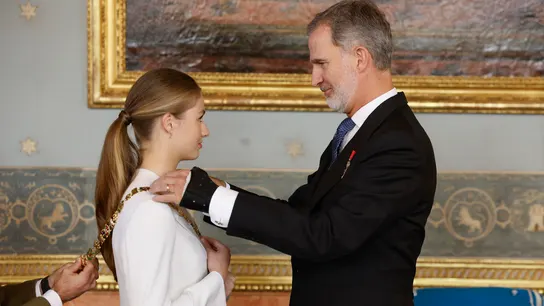 El rey Felipe impone el Collar de la Orden de Carlos III a la princesa Leonor El rey Felipe impone el Collar de la Orden de Carlos III a la princesa Leonor