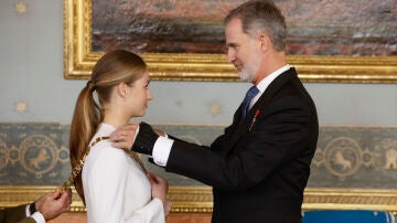 El rey Felipe impone el Collar de la Orden de Carlos III a la princesa Leonor