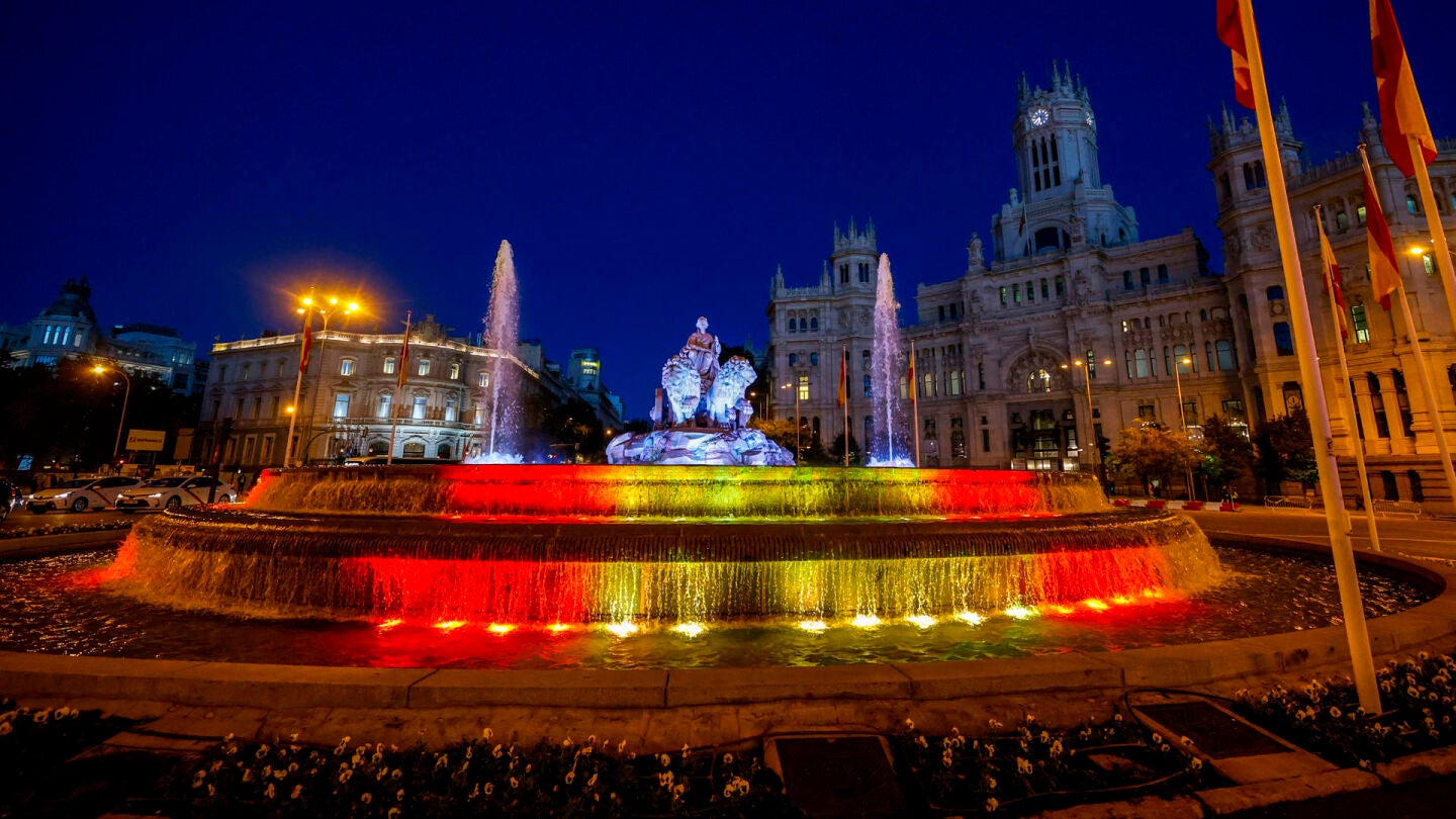 Las emblemáticas fuentes de Cibeles y Neptuno lucen la bandera española por la Princesa