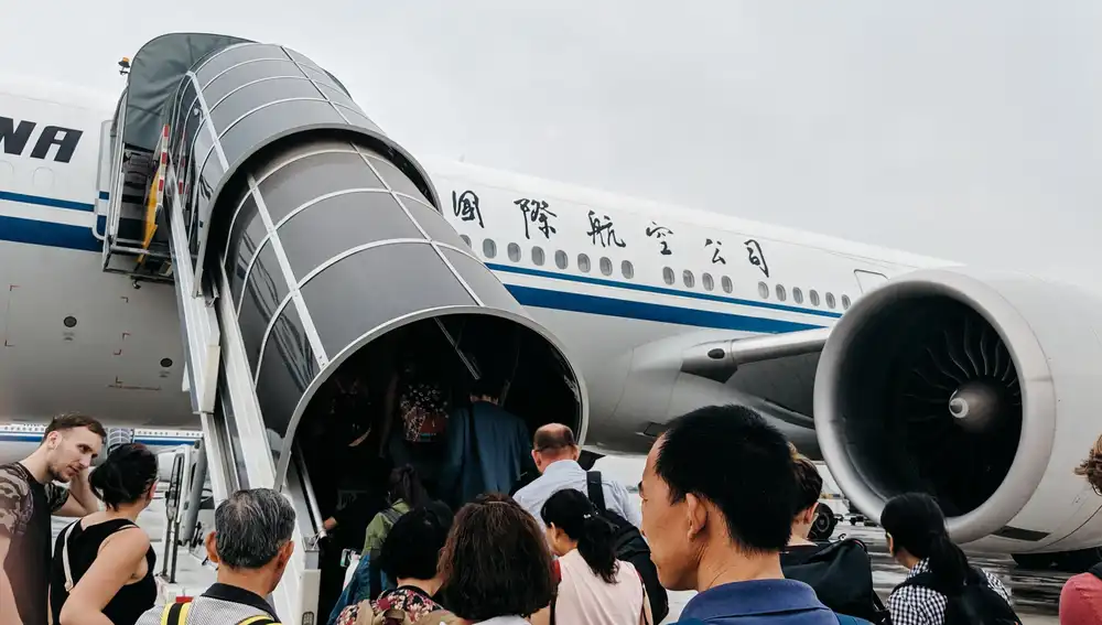 Pasajeros subiendo a un avión en China