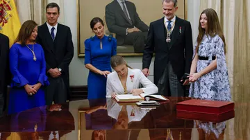 La princesa Leonor firma el libro de honor del Congreso.