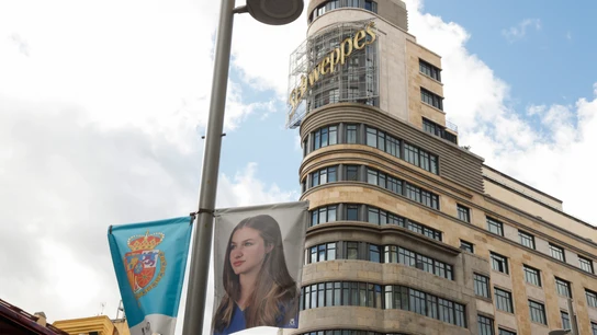 Un cartel de la jura de Constitución de la princesa Leonor, frente al mítico cartel de Schweppes en la Gran Vía de Madrid Un cartel de la jura de Constitución de la princesa Leonor, frente al mítico cartel de Schweppes en la Gran Vía de Madrid