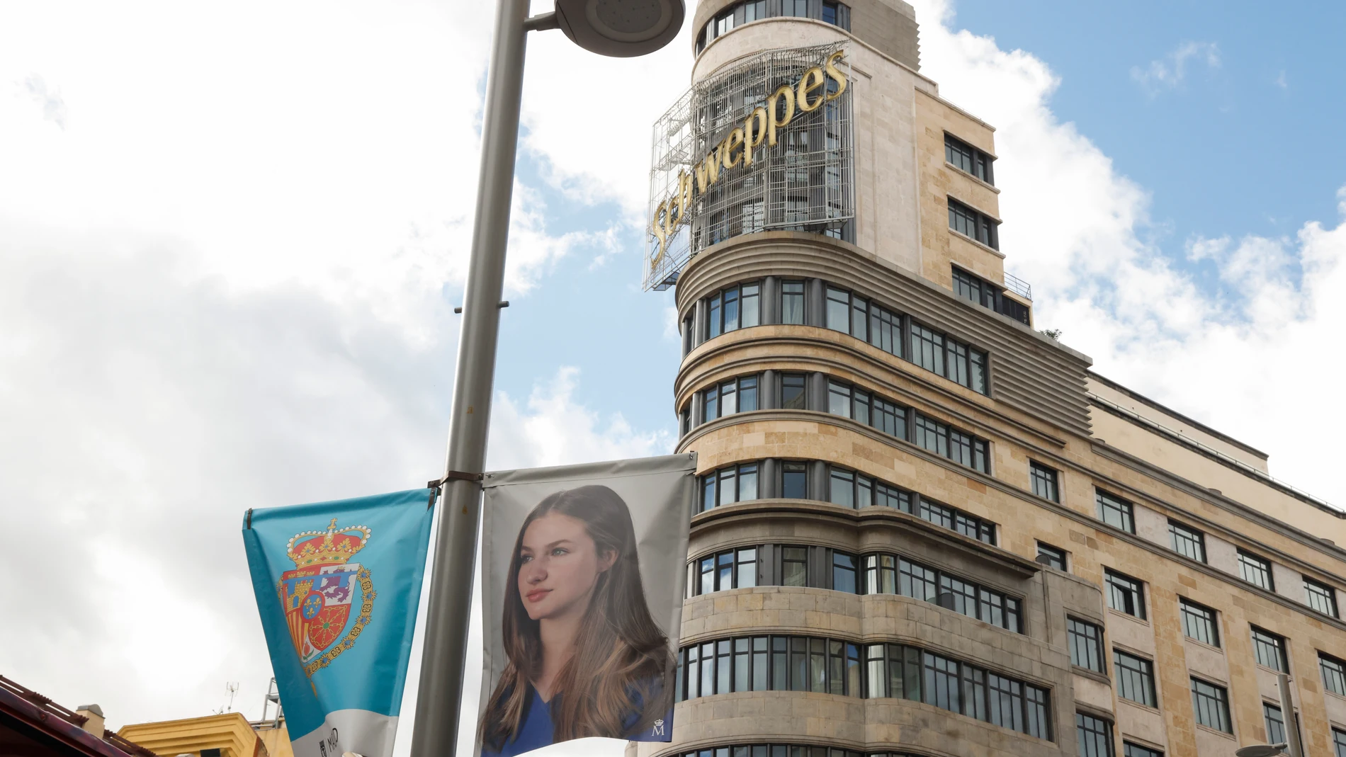 Un cartel de la jura de Constitución de la princesa Leonor, frente al mítico cartel de Schweppes en la Gran Vía de Madrid