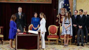 La princesa Leonor jura la Constitución española, junto a los reyes de España