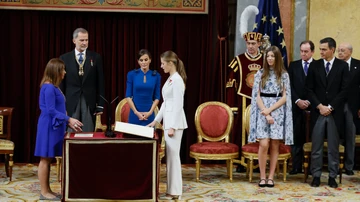 La princesa Leonor jura la Constitución española, junto a los reyes de España