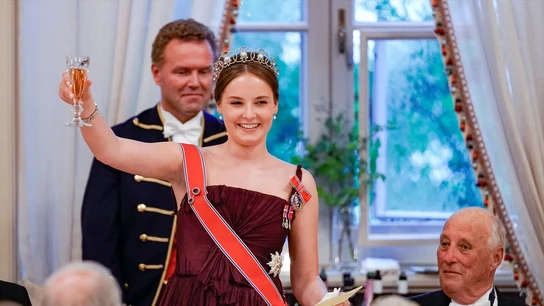 La princesa Ingrid Alexandra de Noruega da un discurso en la cena de gala por su 18º cumpleaños La princesa Ingrid Alexandra de Noruega da un discurso en la cena de gala por su 18º cumpleaños