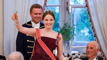  La princesa Ingrid Alexandra de Noruega da un discurso en la cena de gala por su 18º cumpleaños