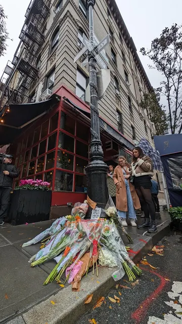 Fans de 'Friends' visitan el mítico edificio de la serie y dejan flores en recuerdo de Matthew Perry.