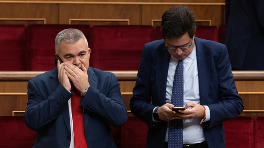 El secretario de Organización del Partido Socialista, Santos Cerdán (i), y el director del Gabinete del Presidente del Gobierno y diputado del PSOE, Óscar López Águeda. El secretario de Organización del Partido Socialista, Santos Cerdán (i), y el director del Gabinete del Presidente del Gobierno y diputado del PSOE, Óscar López Águeda.