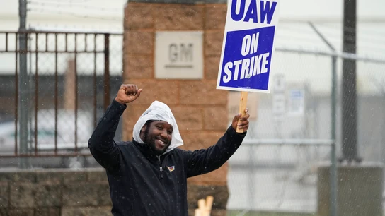 Un trabajador del sector del motor en Estados Unidos, durante la huelga Un trabajador del sector del motor en Estados Unidos, durante la huelga
