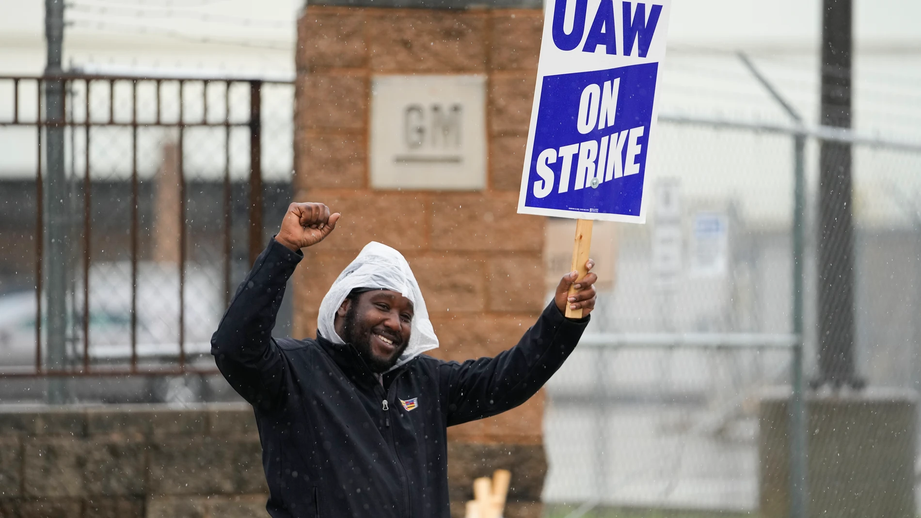Un trabajador del sector del motor en Estados Unidos, durante la huelga