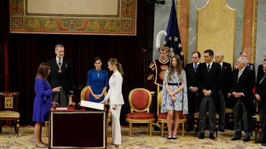 La princesa Leonor jura la Constitución ante la presidenta del Congreso, Francina Armengol, y los reyes de España, Felipe VI y Letizia, en el día de su 18 cumpleaños. La princesa Leonor jura la Constitución ante la presidenta del Congreso, Francina Armengol, y los reyes de España, Felipe VI y Letizia, en el día de su 18 cumpleaños.