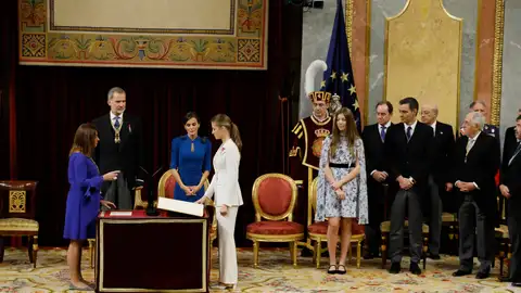 La princesa Leonor jura la Constitución ante la presidenta del Congreso, Francina Armengol, y los reyes de España, Felipe VI y Letizia, en el día de su 18 cumpleaños.