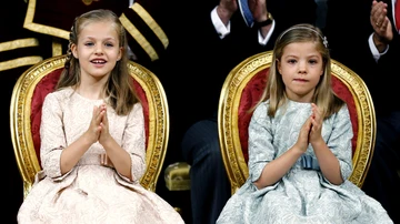 La princesa Leonor y la infanta Sofía en la ceremonia de proclamación del rey Felipe VI