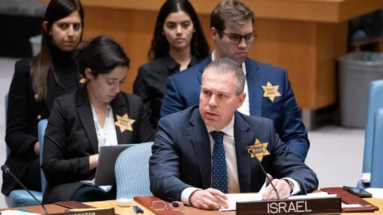 El representante permanente de Israel, Gilad Erdan, mientras habla junto a su delegación durante una reunión del Consejo de Seguridad sobre la situación en Oriente Medio hoy en la sede del organismo en Nueva York. El Reino Unido, hasta ahora un sólido aliado de Israel en la guerra de Gaza, se pronunció hoy contra toda idea de "traslados masivos de gazatíes a los países vecinos", en alusión a los supuestos planes de Israel de propiciarlos.  El representante permanente de Israel, Gilad Erdan, mientras habla junto a su delegación durante una reunión del Consejo de Seguridad sobre la situación en Oriente Medio hoy en la sede del organismo en Nueva York. El Reino Unido, hasta ahora un sólido aliado de Israel en la guerra de Gaza, se pronunció hoy contra toda idea de "traslados masivos de gazatíes a los países vecinos", en alusión a los supuestos planes de Israel de propiciarlos.