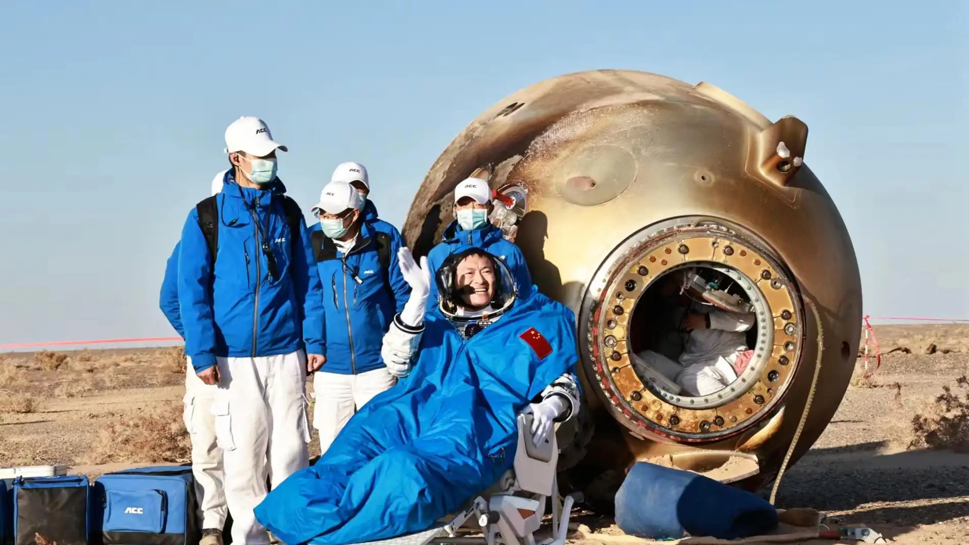 La misión china Shenzhou-16 regresa a salvo a la Tierra con tres astronautas chinos procedentes de la estación espacial Tiangong