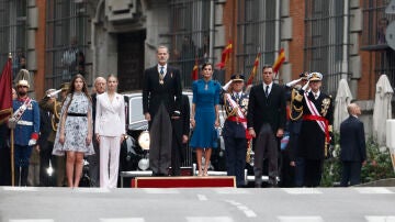 Los reyes de España, Felipe VI y Letizia, la princesa Leonor y la infanta Sofía, acompañados por el presidente del Gobierno, Pedro Sánchez.