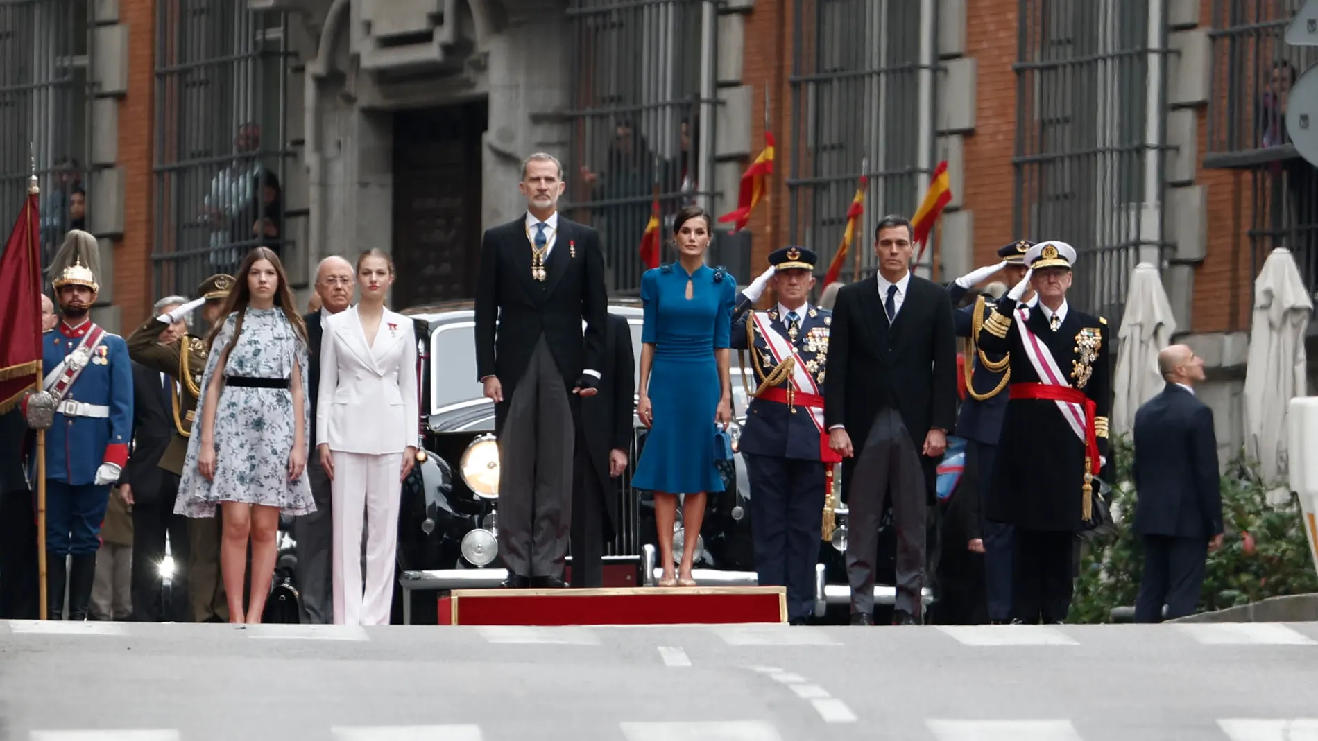 Los reyes de España, Felipe VI y Letizia, la princesa Leonor y la infanta Sofía, acompañados por el presidente del Gobierno, Pedro Sánchez.