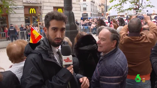 "No estamos para cachondeo": el enfado de un hombre con Isma Juárez mientras esperaban el paso de la comitiva real "No estamos para cachondeo": el enfado de un hombre con Isma Juárez mientras esperaban el paso de la comitiva real