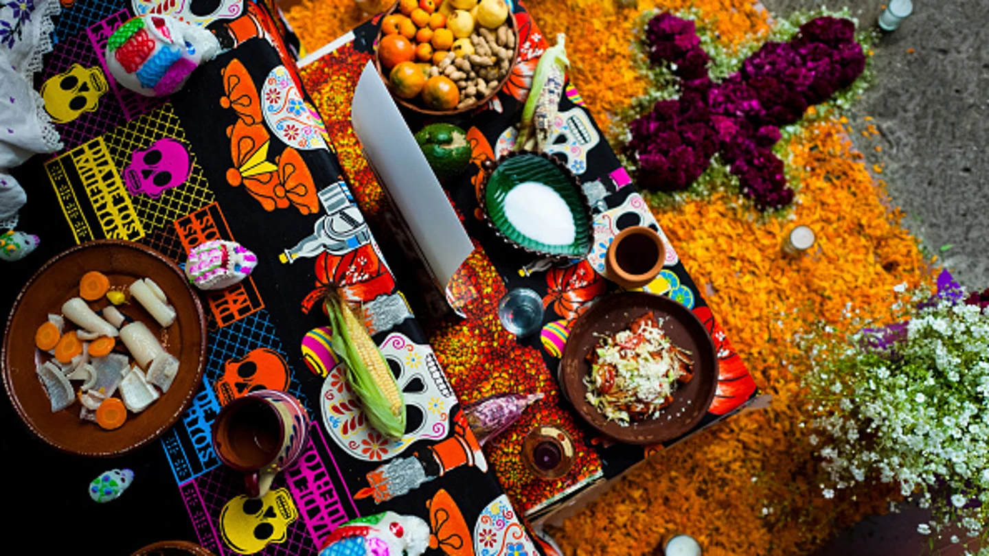 El Día de los Muertos de México o cómo recibir a los niños y adultos muertos vestidos de fiesta El Día de los Muertos de México o cómo recibir a los niños y adultos muertos vestidos de fiesta