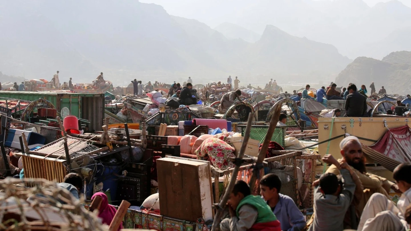 Miles de afganos abandonan Pakistán tras el inicio de la expulsión de 1,7 millones de inmigrantes ilegales Miles de afganos abandonan Pakistán tras el inicio de la expulsión de 1,7 millones de inmigrantes ilegales
