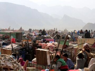 Thousands of Afghans leave Pakistan as the expulsion of 1.7 million illegal immigrants begins