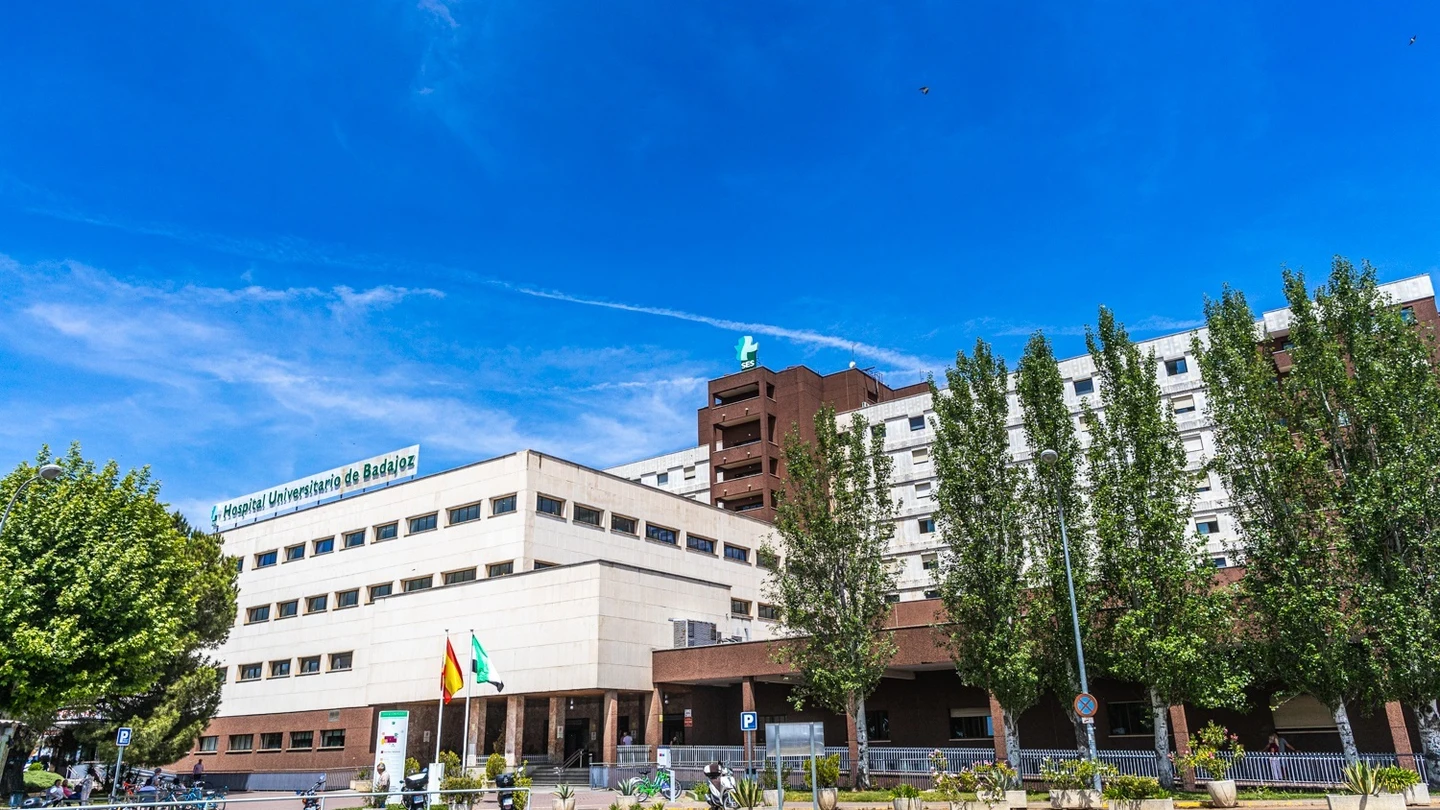 Un joven de 17 años, herido grave tras caer a un agujero de 2 metros de profundidad en un parking de Badajoz Un joven de 17 años, herido grave tras caer a un agujero de 2 metros de profundidad en un parking de Badajoz