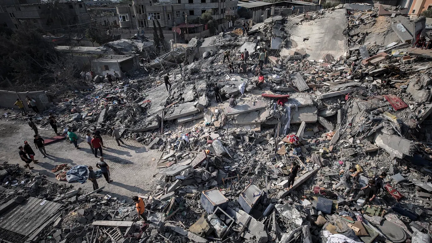 Palestinos buscan cadáveres y supervivientes bajo los escombros de un edificio residencial tras un ataque aéreo israelí contra el campo de refugiados de Nuseirat. Palestinos buscan cadáveres y supervivientes bajo los escombros de un edificio residencial tras un ataque aéreo israelí contra el campo de refugiados de Nuseirat.