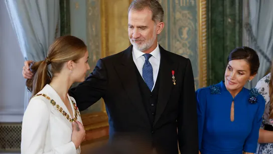 La princesa Leonor, tras serle impuesto el Collar de la Orden de Carlos III, en el Palacio Real. La princesa Leonor, tras serle impuesto el Collar de la Orden de Carlos III, en el Palacio Real.