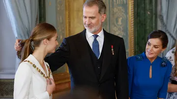 La princesa Leonor, tras serle impuesto el Collar de la Orden de Carlos III, en el Palacio Real.