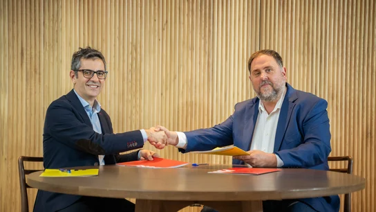 El ministro de la Presidencia en funciones, Félix Bolaños, y el presidente de ERC, Oriol Junqueras, suscriben el acuerdo para la investidura de Pedro Sánchez El ministro de la Presidencia en funciones, Félix Bolaños, y el presidente de ERC, Oriol Junqueras, suscriben el acuerdo para la investidura de Pedro Sánchez