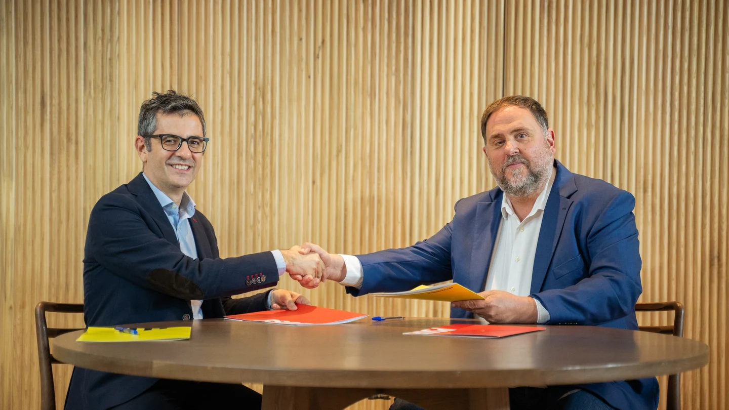 El ministro de la Presidencia en funciones, Félix Bolaños, y el presidente de ERC, Oriol Junqueras, suscriben el acuerdo para la investidura de Pedro Sánchez El ministro de la Presidencia en funciones, Félix Bolaños, y el presidente de ERC, Oriol Junqueras, suscriben el acuerdo para la investidura de Pedro Sánchez