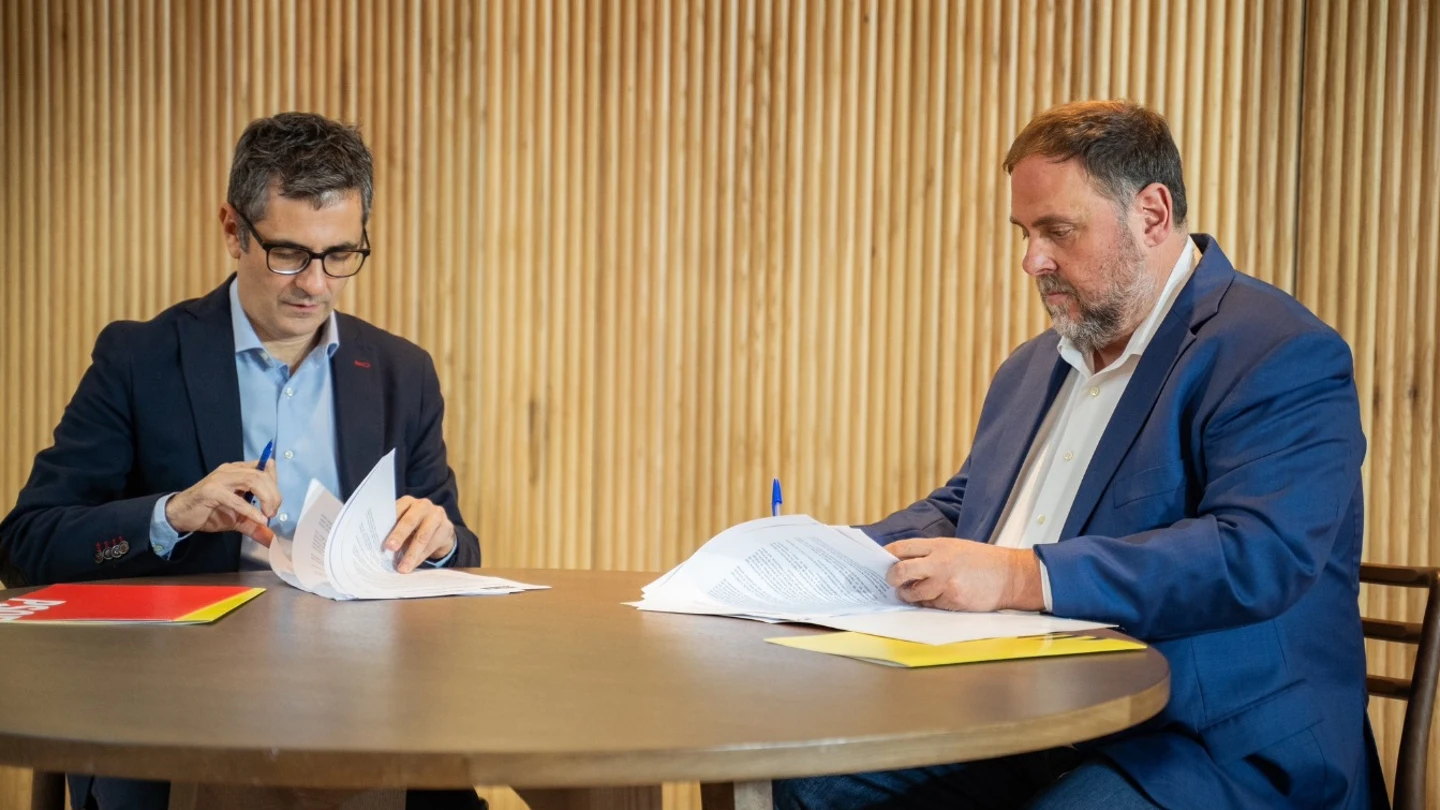 Félix Bolaños, miembro de la Comisión Ejecutiva Federal y de la Comisión negociadora del PSOE, y Oriol Junqueras, presidente de ERC, firman el acuerdo. Félix Bolaños, miembro de la Comisión Ejecutiva Federal y de la Comisión negociadora del PSOE, y Oriol Junqueras, presidente de ERC, firman el acuerdo.
