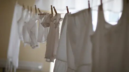 Un montón de ropa blanca tendida en el interior de una vivienda Un montón de ropa blanca tendida en el interior de una vivienda