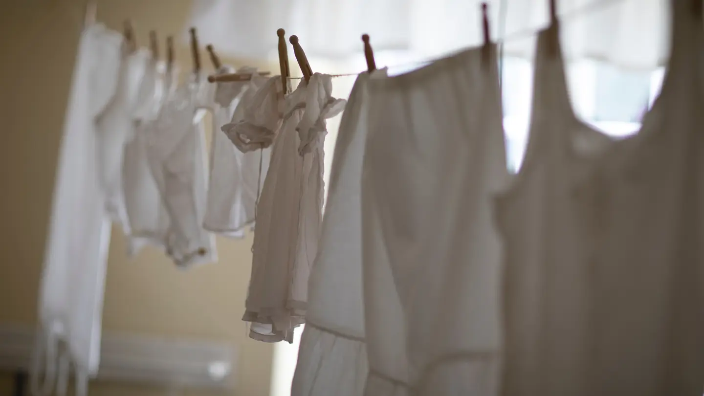 Un montón de ropa blanca tendida en el interior de una vivienda Un montón de ropa blanca tendida en el interior de una vivienda
